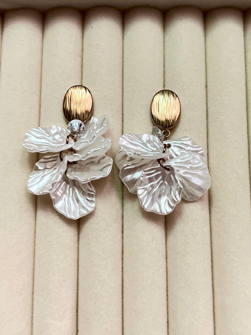 Seoul white flower earrings