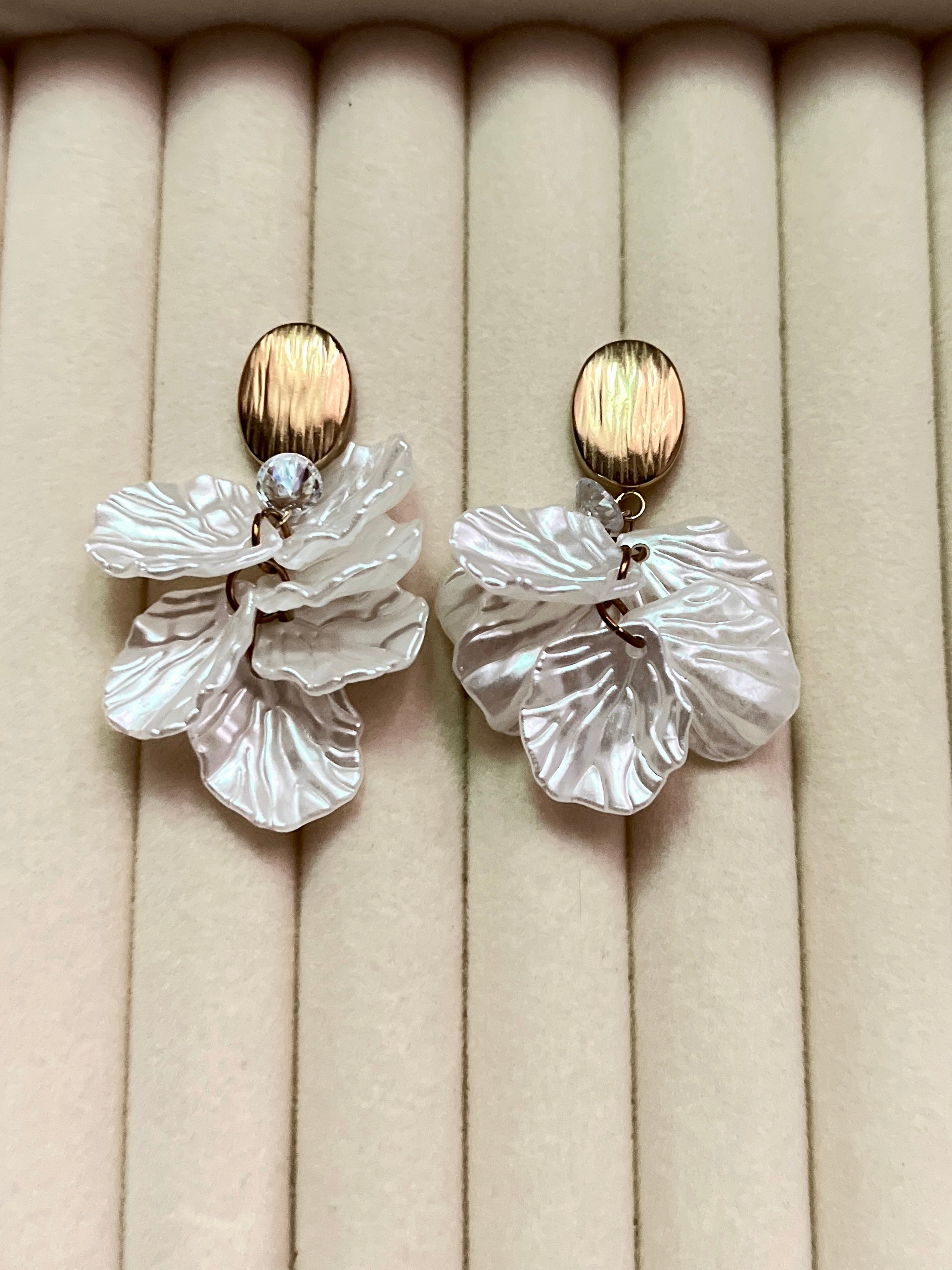 Seoul white flower earrings