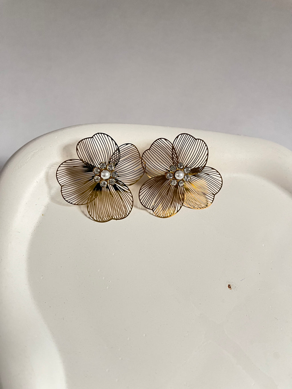 Trishya four petals earrings