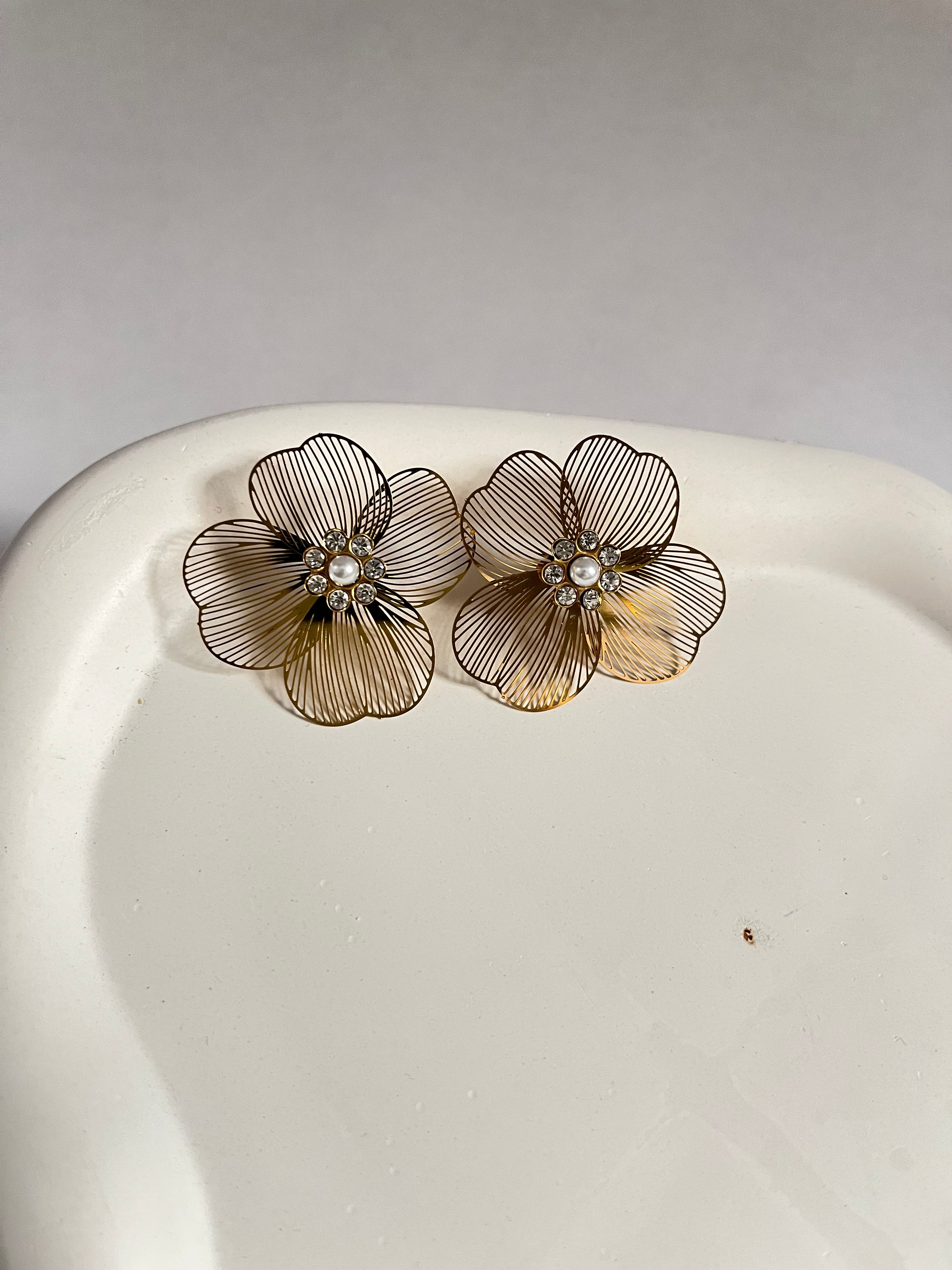 Trishya four petals earrings