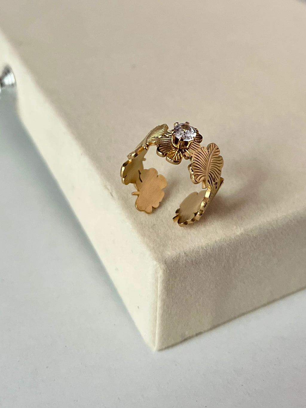 Seoul gold leaf ring