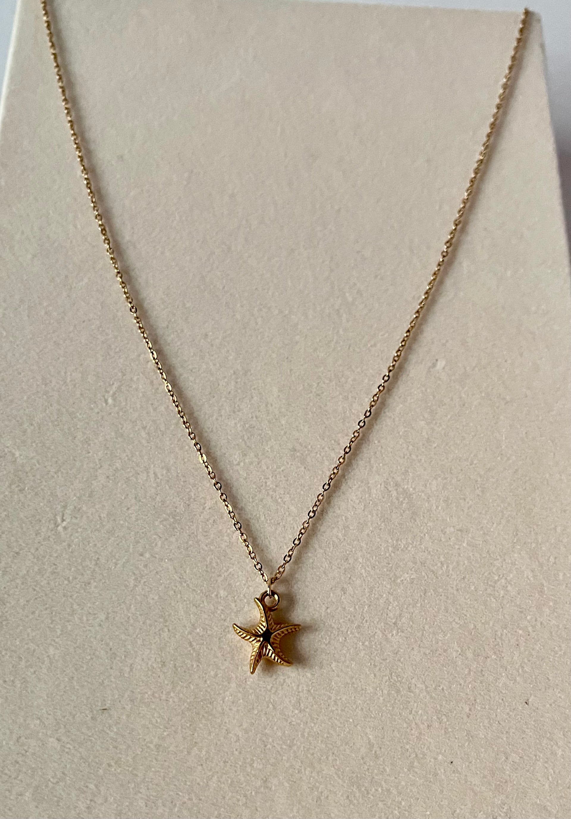 Trishya tiny star pendant