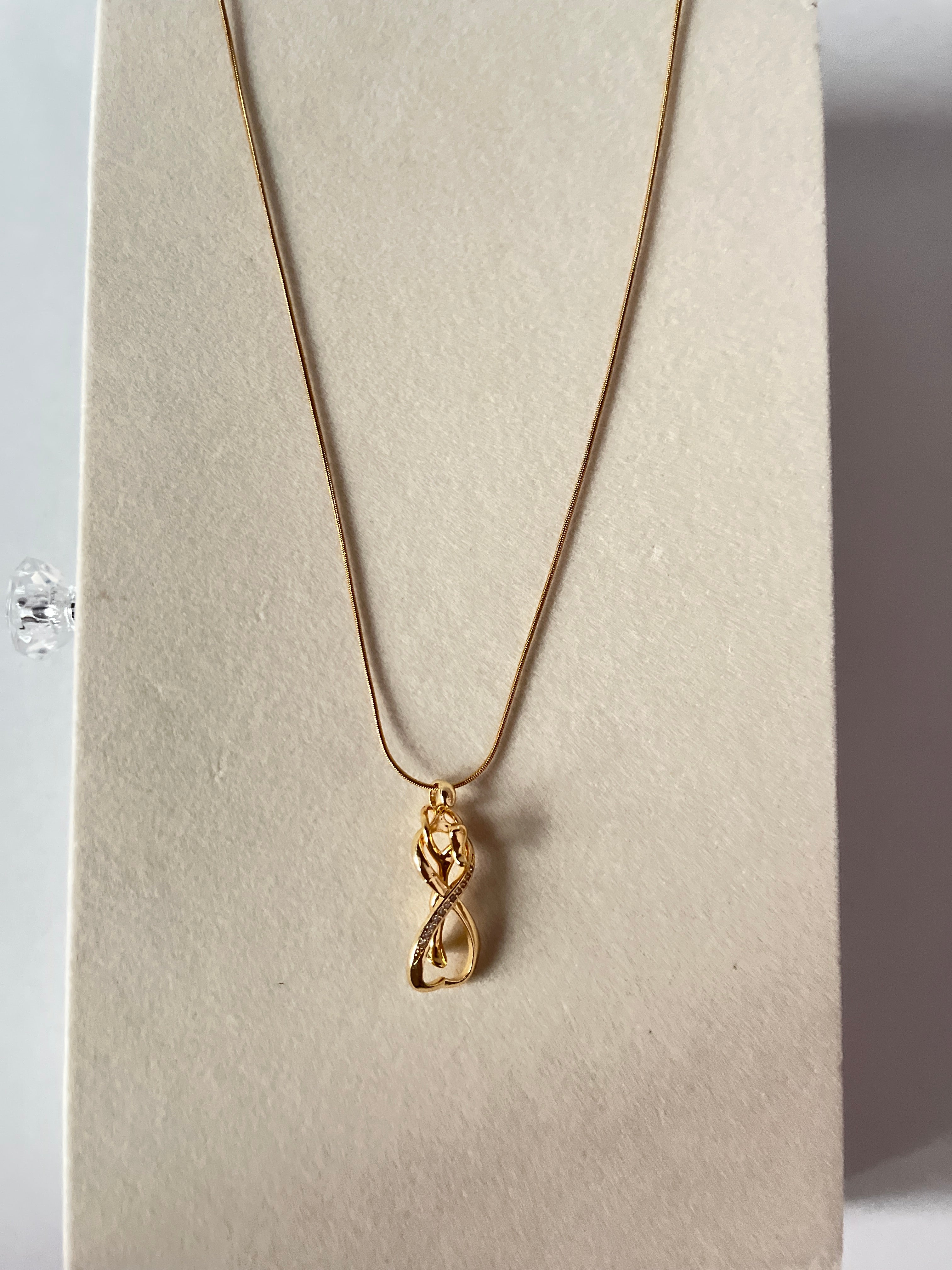 Seoul infinity necklace