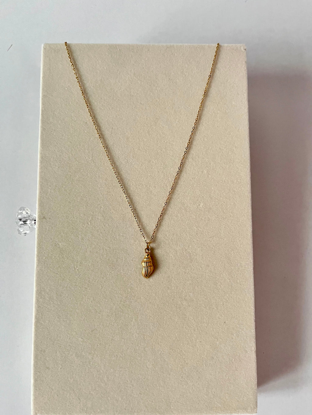 Trishya sea shell pendant