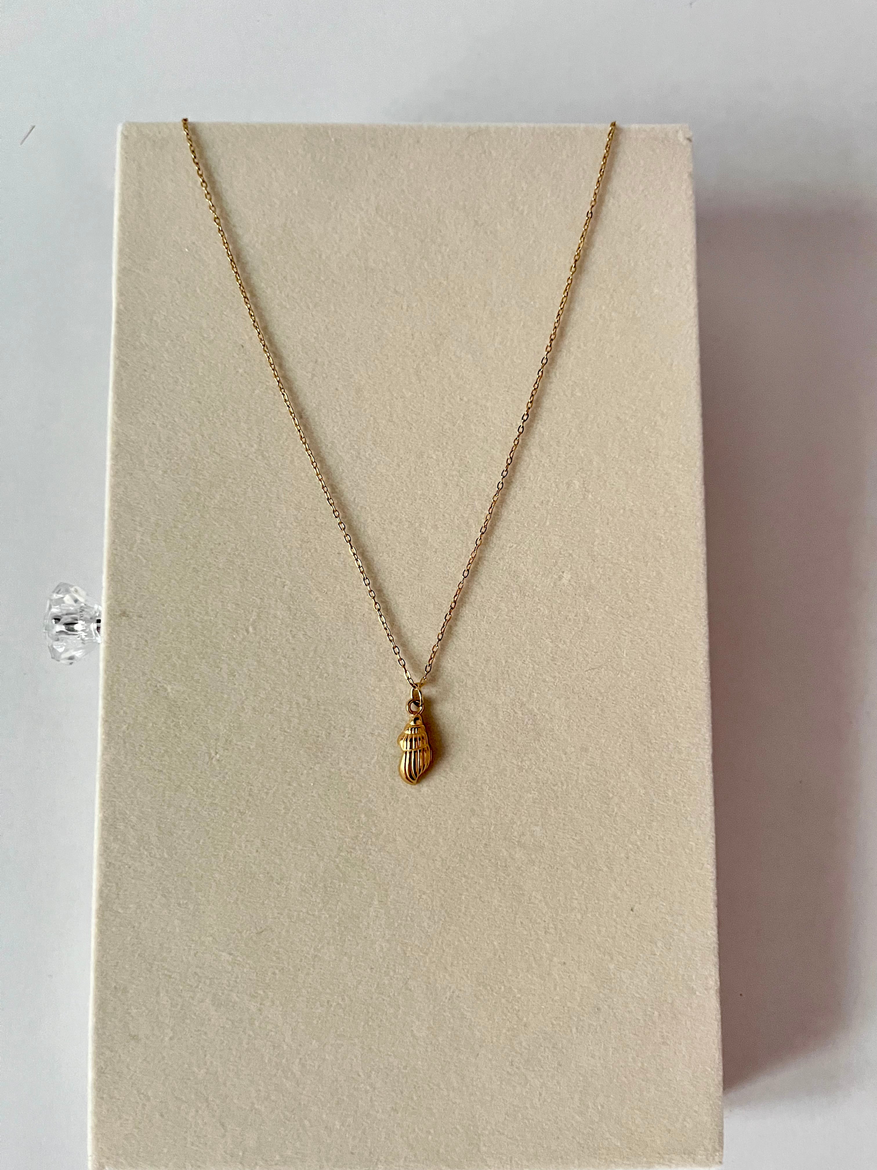 Trishya sea shell pendant