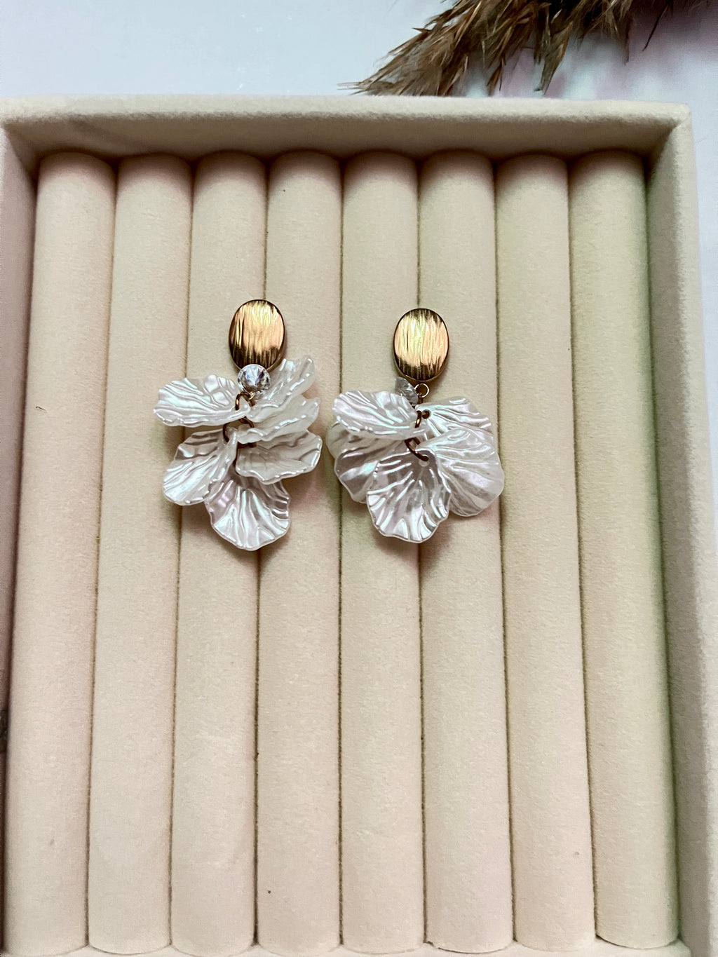 Seoul white flower earrings
