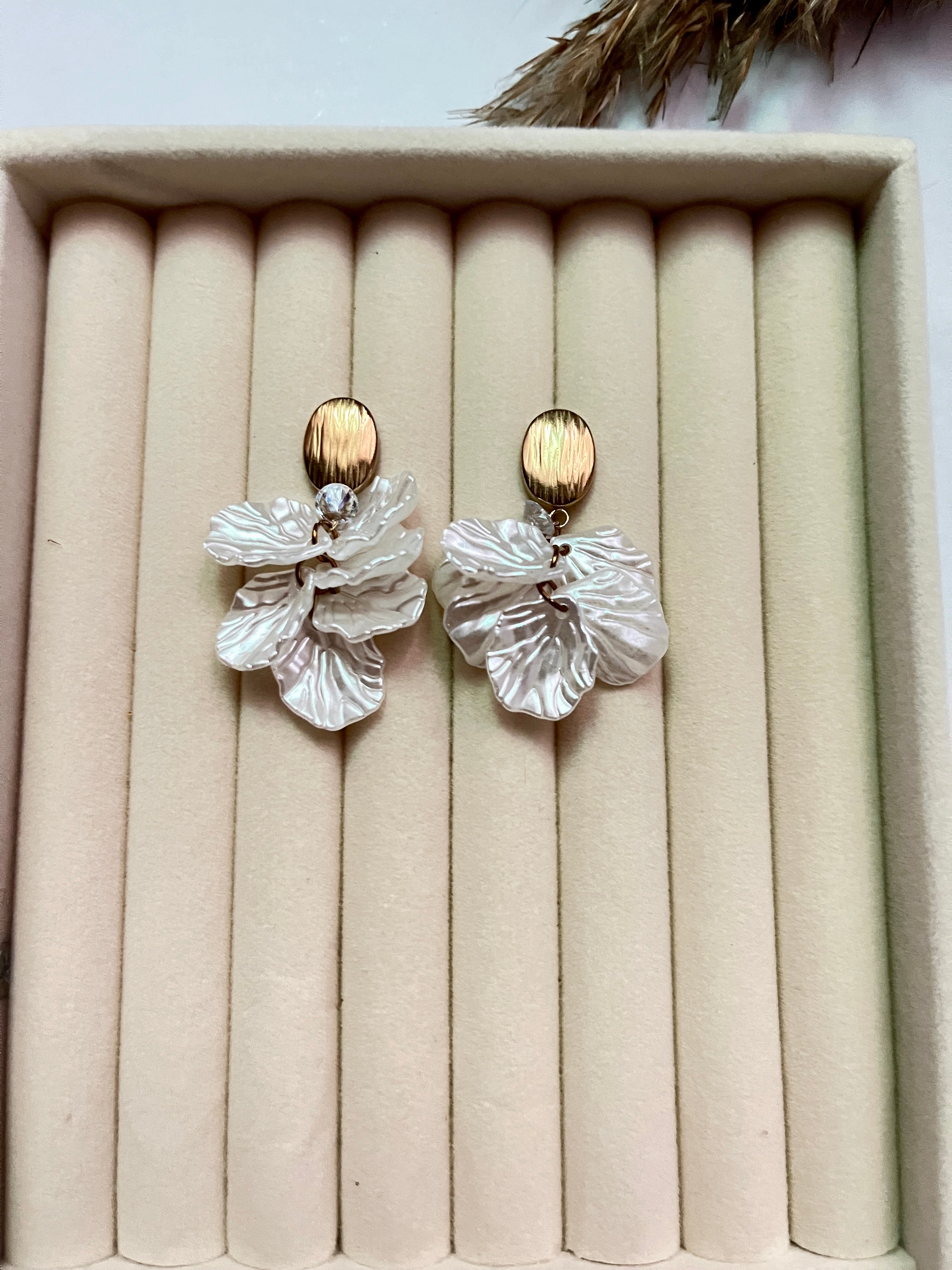 Seoul white flower earrings