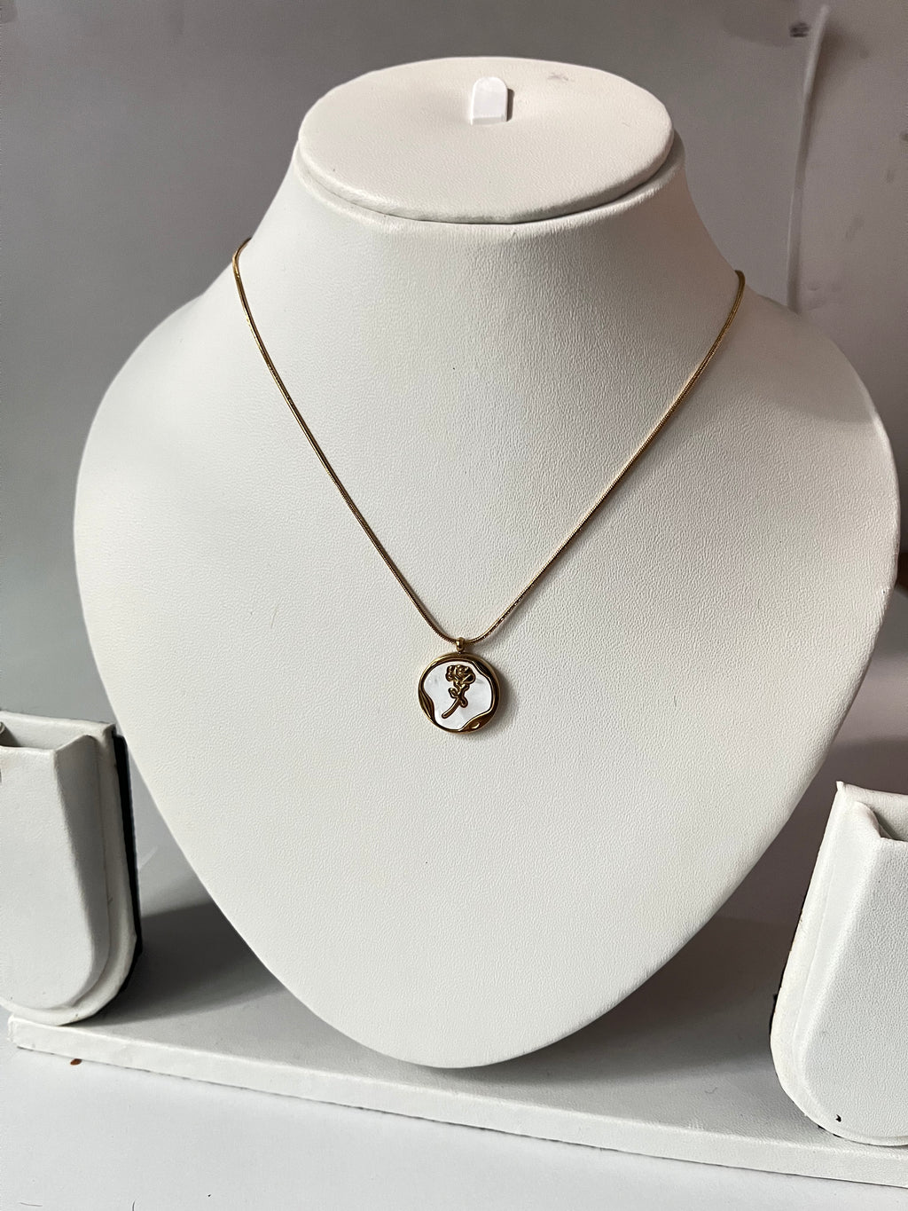 Seoul rose pendant