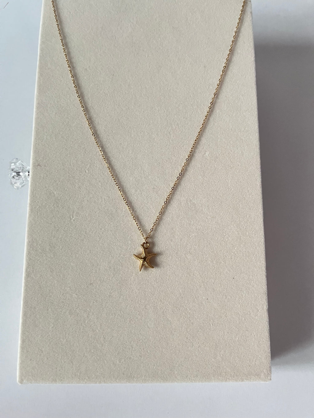 Trishya tiny star pendant