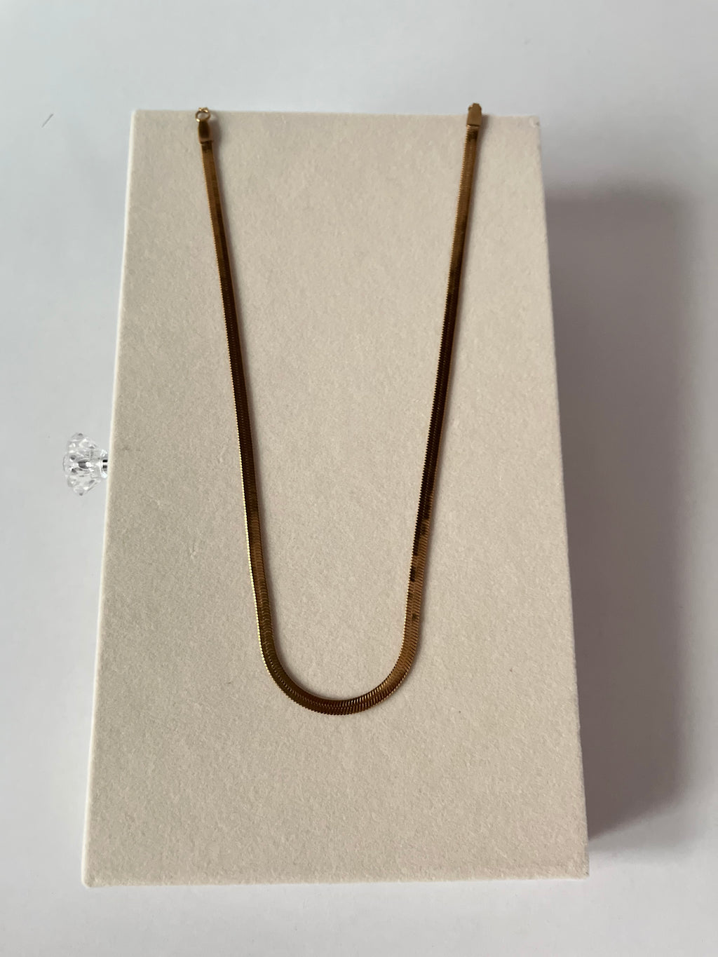Seoul serpent neck chain