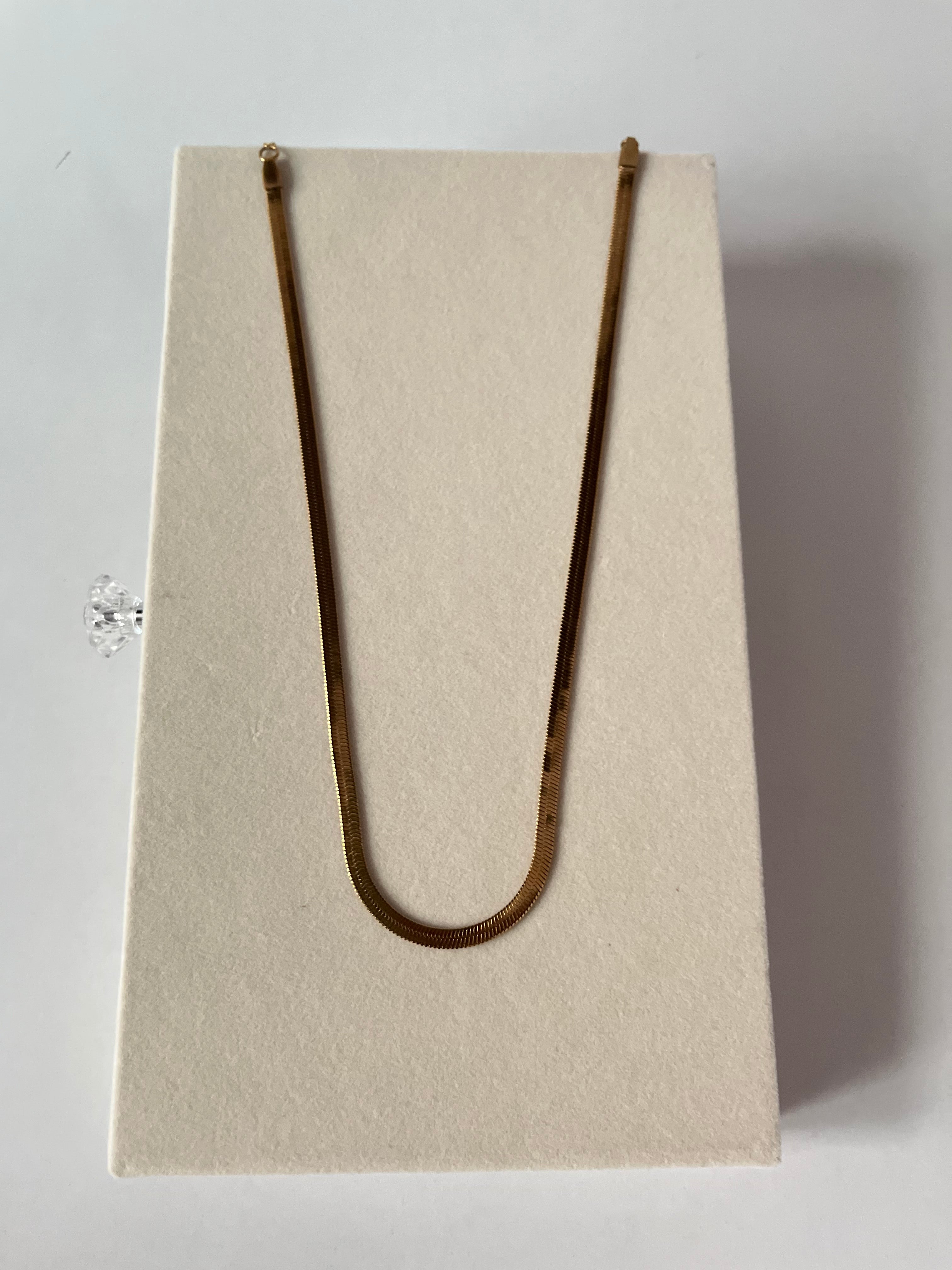 Seoul serpent neck chain