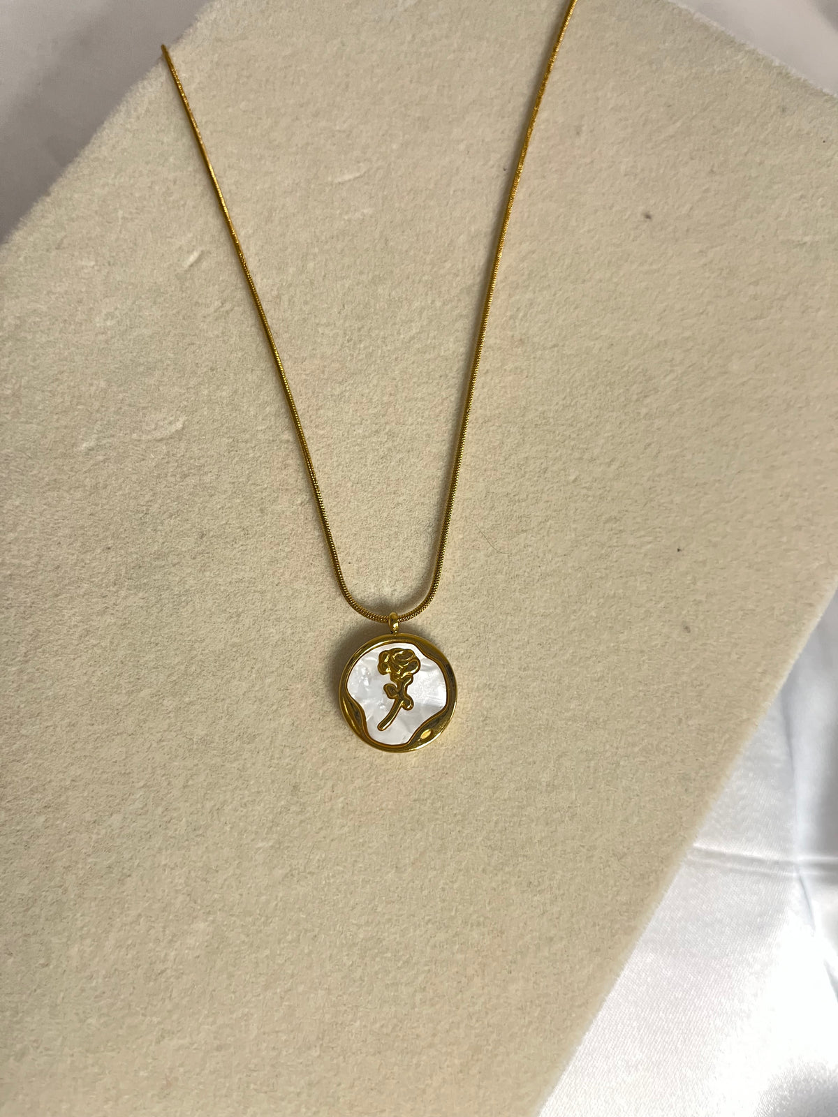 Seoul rose pendant