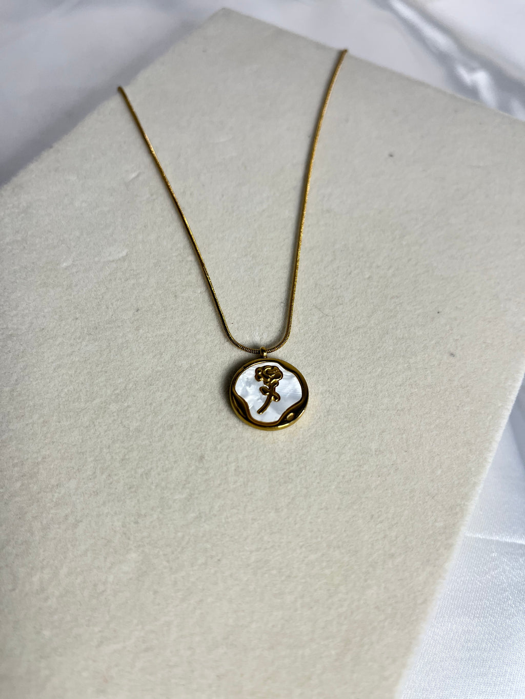 Seoul rose pendant