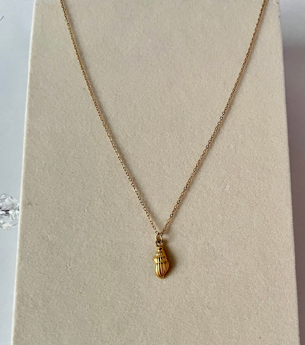 Trishya sea shell pendant