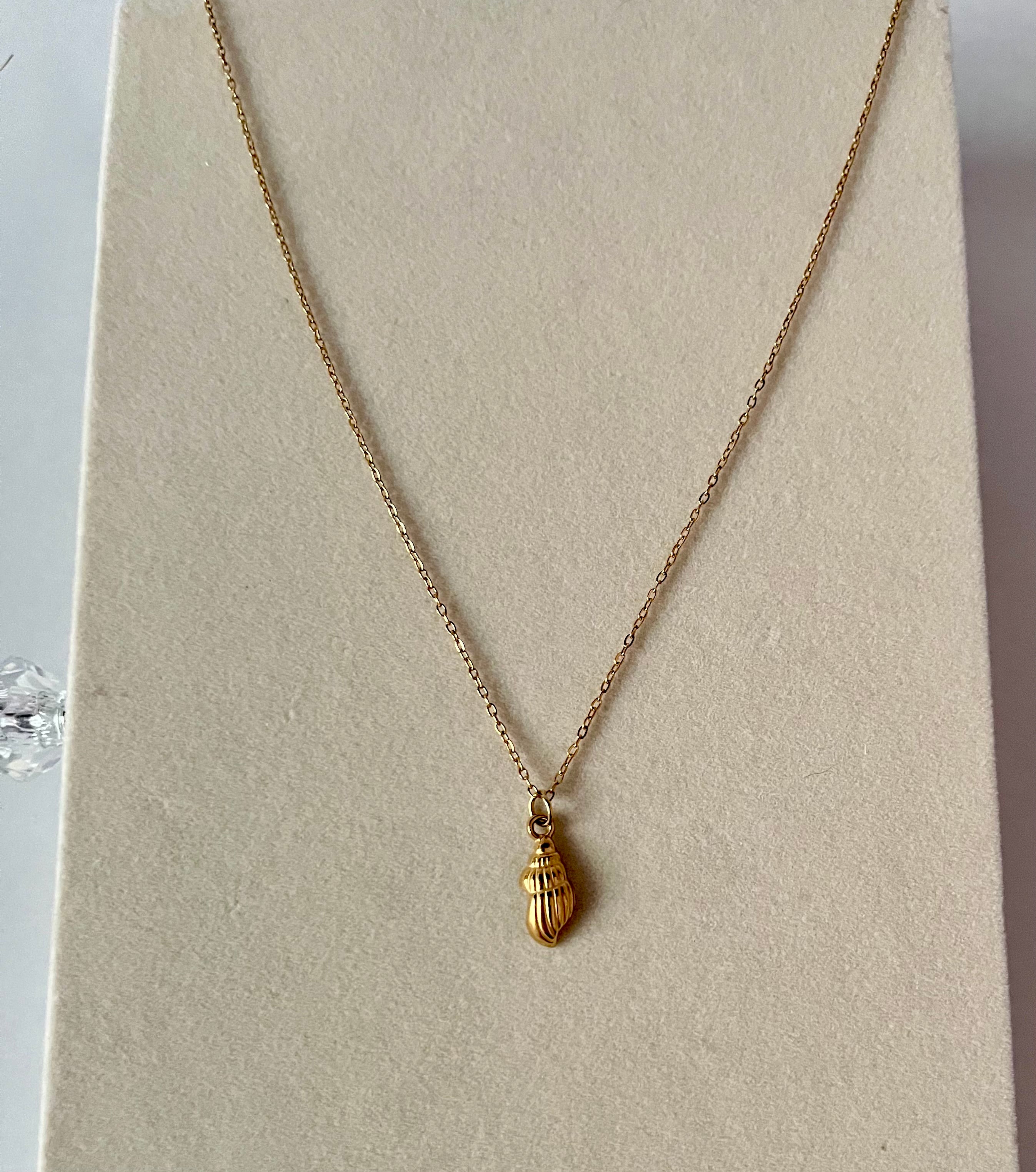 Trishya sea shell pendant