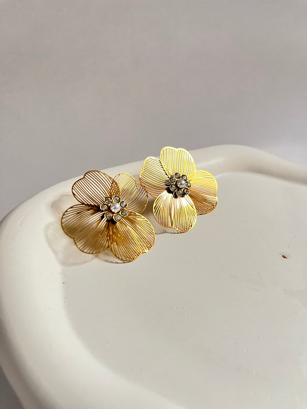 Trishya four petals earrings