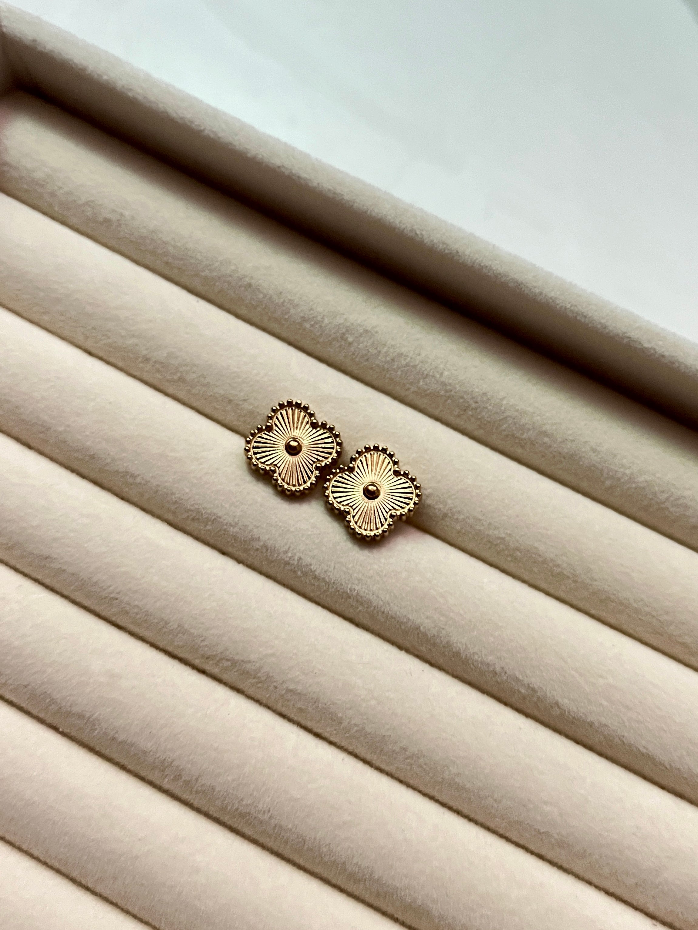 Seoul gold clover earrings