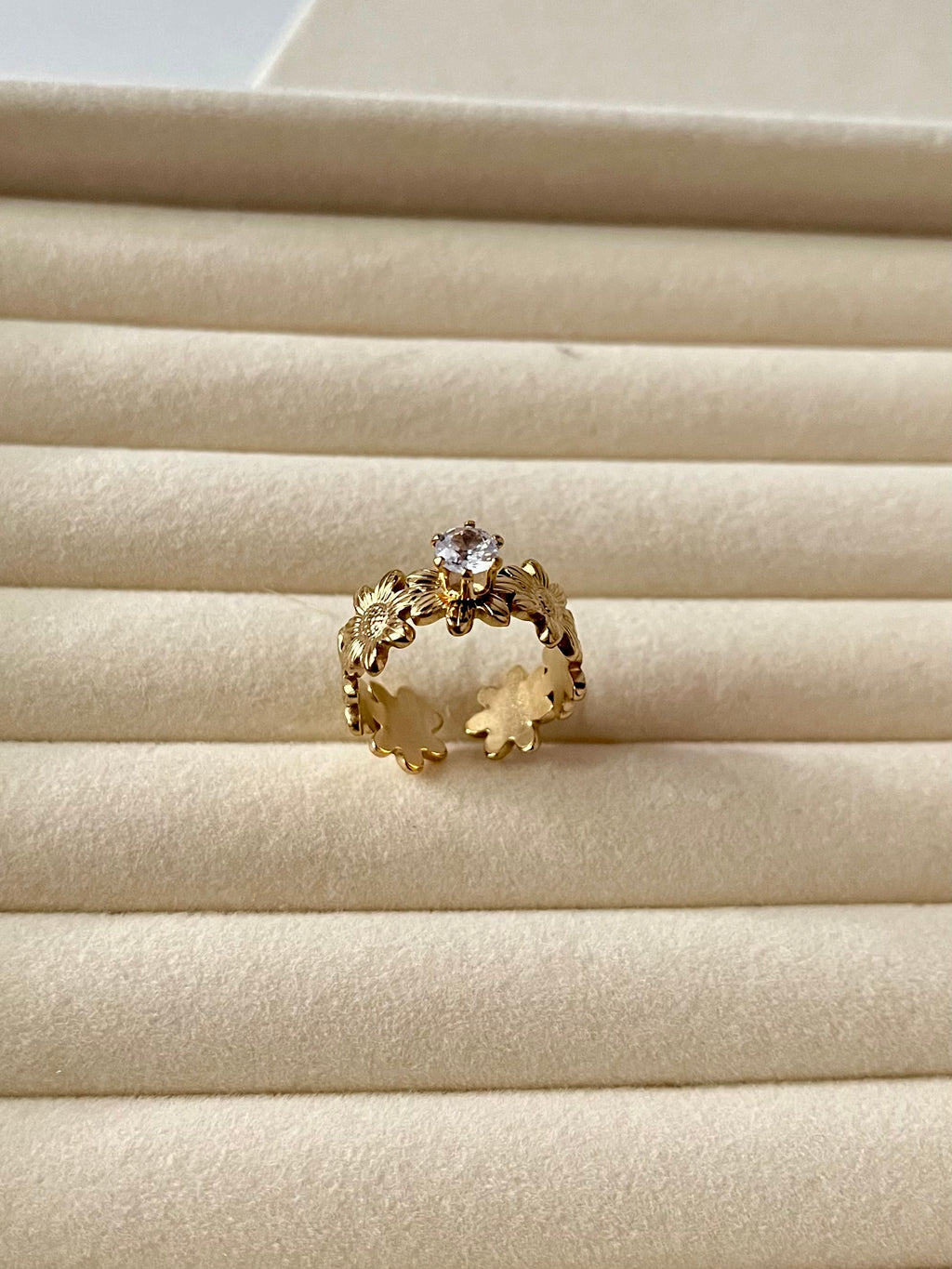 Seoul golden flower ring